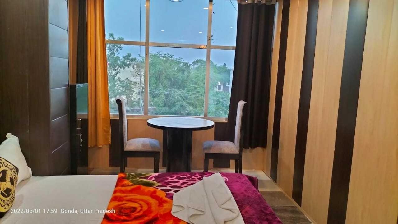 Oyo Mosaic Hotel And Restaurant Gonda 外观 照片